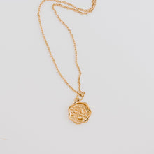 Load image into Gallery viewer, This floral stamp necklace, like a wax stamp gives it that vintage vibe with elegance and femininity that goes well with any look.
18k gold pvd stainless steel.