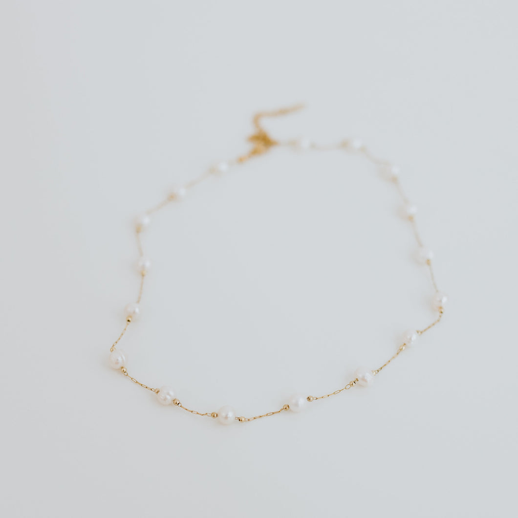 This modern pearl necklace is the classic addition you need to add to your jewelry box. This elegant and dainty details, this makes any look elevate to a classy and feminine jewelry look.