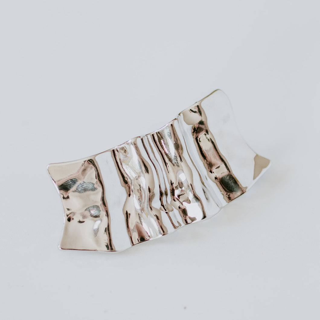 Metalic hair accessory clip that is the statement you want everyone to see from the back of your head. 